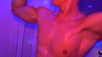 Марьяна Роуз устроила развратную аквадисоктеку во дворце после митинга. Депутат трахнул шлюху в душе.