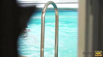 DADDY4K. Vieil homme et fils superbe petite amie ont des relations sexuelles dans de belles poses