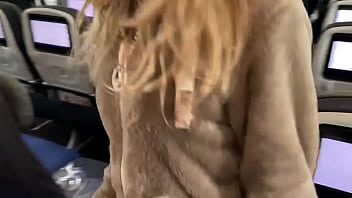 Dans les toilettes de l&rsquo_avion, je suis mon mari pour me faire baiser et remplir la bouche avant le d&eacute_collage !