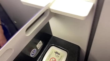 Dans les toilettes de l&rsquo_avion, je suis mon mari pour me faire baiser et remplir la bouche avant le d&eacute_collage !