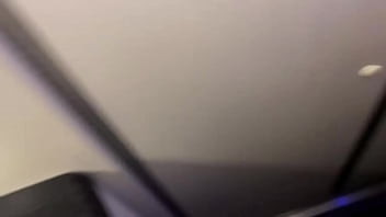 Dans les toilettes de l&rsquo_avion, je suis mon mari pour me faire baiser et remplir la bouche avant le d&eacute_collage !