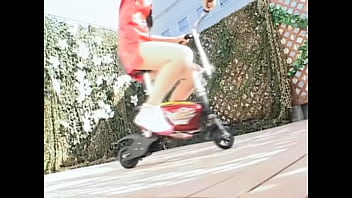 着エロ　パイパン娘がコスプレ姿で自転車に乗ってくいこんだワレメを見せつける