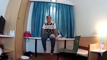 Se chupan los pies y se los lamen, despu&eacute_s follan y se dan por culo, y al final se corre en su cara llen&aacute_ndole de leche