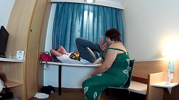 Se chupan los pies y se los lamen, despu&eacute_s follan y se dan por culo, y al final se corre en su cara llen&aacute_ndole de leche