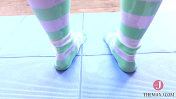 ピンクのスクールビキニでブリッジ！マン筋がキワキワすぎてエッチエチ