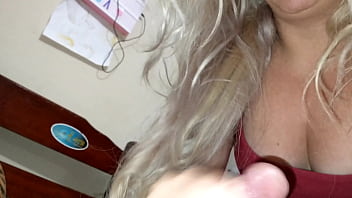 Esfregando o cacete na calcinha da prima gostosa at&eacute_ gozar