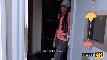 DEBT4k. Das junge arbeitslose M&auml_dchen ist bereit, f&uuml_r ihre neuen Kleider zu ficken