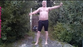 Speedo Urinieren am Kanal **Outdoor Spaß_**