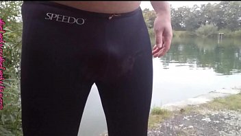 Speedo Urinieren am Kanal **Outdoor Spa&szlig_**