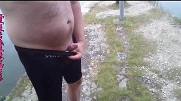 Speedo Urinieren am Kanal **Outdoor Spa&szlig_**