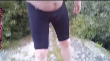 Speedo Urinieren am Kanal **Outdoor Spa&szlig_**