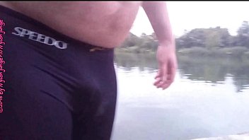 Speedo Urinieren am Kanal **Outdoor Spa&szlig_**