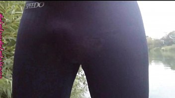 Speedo Urinieren am Kanal **Outdoor Spaß_**