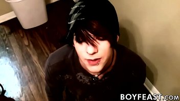 Cute emo twink William Isaacs deepthroats dick for facial