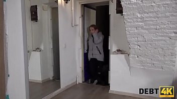 DEBT4k. Nena quiere ir de compras pero primero chupa la erecci&oacute_n