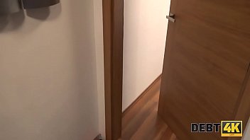DEBT4k. Hombre musculoso se folla a joven deudor que no tiene trabajo