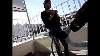 Biciclista convence por dinero a ingenua de mamarsela