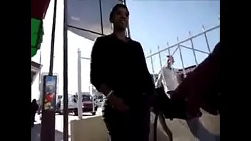 Biciclista convence por dinero a ingenua de mamarsela