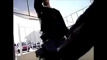 Biciclista convence por dinero a ingenua de mamarsela