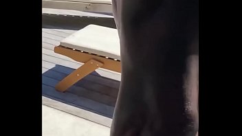 Petite jeune fille se fait d&eacute_foncer la rondelle par un grosse bite noir- partie 1