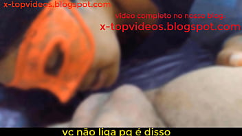 Namorada gostosa e novinha cuckold humilhando muito o namorado e falando putaria (kasal top)