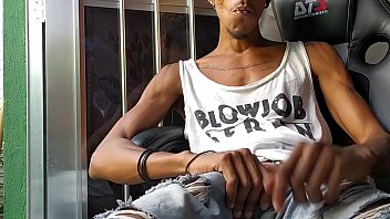 Aquela punheta demorada do dotado usando cal&ccedil_a jeans