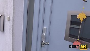 DEBT4k. Un homme muscl&eacute_ un jeune d&eacute_biteur adorable qui n'_a pas de travail