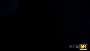 DEBT4k. Ziemlich langhaariges Puppengesicht fickt Schulden f&uuml_r die Schlangenfarm