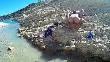 D&iacute_a de verano a remojo en el co&ntilde_o de la gorda. A esta curvy le encanta abrir las piernas sin ropa antes de ba&ntilde_arse en un lago para que le coman bien el co&ntilde_o
