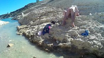 D&iacute_a de verano a remojo en el co&ntilde_o de la gorda. A esta curvy le encanta abrir las piernas sin ropa antes de ba&ntilde_arse en un lago para que le coman bien el co&ntilde_o