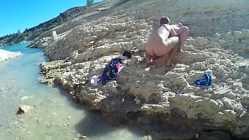 Dí_a de verano a remojo en el coñ_o de la gorda. A esta curvy le encanta abrir las piernas sin ropa antes de bañ_arse en un lago para que le coman bien el coñ_o