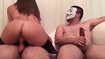 Compila&ccedil_&atilde_o - Esposas fodem na frente do marido enquanto ele toca uma punheta! Casal Voyeur! Fantasia de muitos maridos. Buscamos casais e solteiras entre em contato conosco!