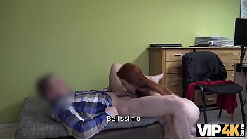 VIP4K. Il medico veterinario con i hooters giganti succhia e scopa per soldi