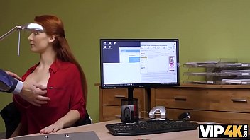 VIP4K. Il medico veterinario con i hooters giganti succhia e scopa per soldi