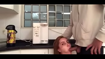 Motoboy safado, me fodeu no pelo, j&aacute_ que n&atilde_o passou meu cart&atilde_o o espertinho passou o pau na minha boca e fodeu minha buceta at&eacute_ gozar dentro dela. (Completo no Red)