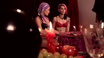 KAMILLA WERNECK E MILA SPOOK TIRAM A SORTE NO TAROT E FAZEM PREVIS&Atilde_O DE MUITO SEXO E PUTARIA