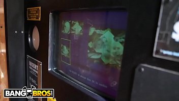 BANGBROS - Sexy Pornstars Invade Famous &amp_ Fuck keeper