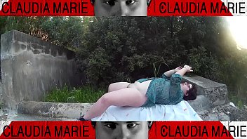 La gorda se pone cachonda y tienen que apartarse en un camino para tener sexo. En p&uacute_blico siempre da m&aacute_s morbo