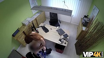 VIP4K. Isabella d&agrave_ la sua vagina rasata per scopare per ottenere un grosso prestito