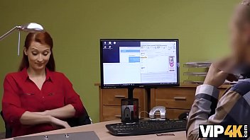 VIP4K. Isabella d&agrave_ la sua vagina rasata per scopare per ottenere un grosso prestito