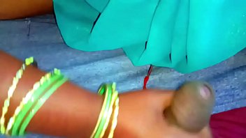 नई-नवेली सुन्दर भाभी को झाड़ी में बुलया ओर काम लगा दिया