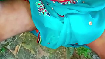 नई-नवेली सुन्दर भाभी को झाड़ी में बुलया ओर काम लगा दिया