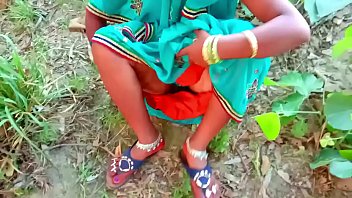 नई-नवेली सुन्दर भाभी को झाड़ी में बुलया ओर काम लगा दिया