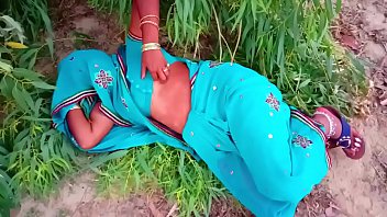 नई-नवेली सुन्दर भाभी को झाड़ी में बुलया ओर काम लगा दिया