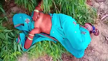 नई-नवेली सुन्दर भाभी को झाड़ी में बुलया ओर काम लगा दिया