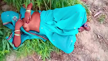 नई-नवेली सुन्दर भाभी को झाड़ी में बुलया ओर काम लगा दिया