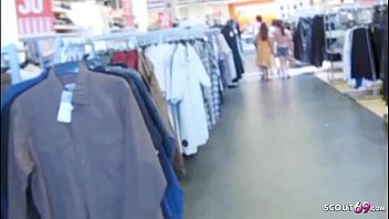 Echte Lesben besorgen es sich im Kaufhaus in Umkleidekabine - German Lesbian