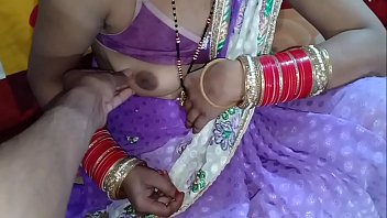 पड़ोस वाली भाभी के रूम में जाकर चूचियां दबा दी भाभी ने लपक कर लिया अन्दर