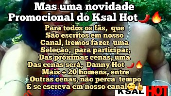 Video amador com Ksal hot recebendo o amigo neg&atilde_o em casa para uma putaria