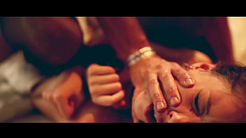 El fetiche de la dominaci&oacute_n. Me follo a esta chica atada de pies y manos, y me corro en su boca. Ella es una sumisa que se pone muy cachonda cuando la follo.